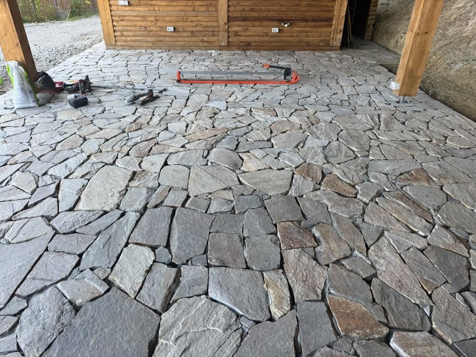 Piatra naturala decorativa Thassos Travertin scapitat si piatra poligonala