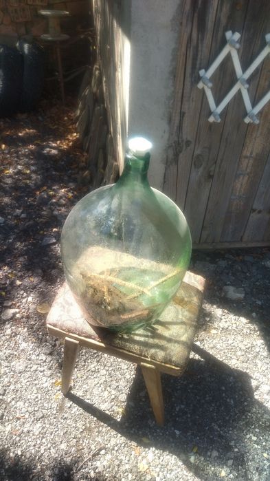 Стъклени дамаджами за вино и ракия.