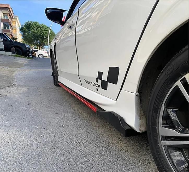 Универсални странични добавки с червени лайсни - Стават на всички коли