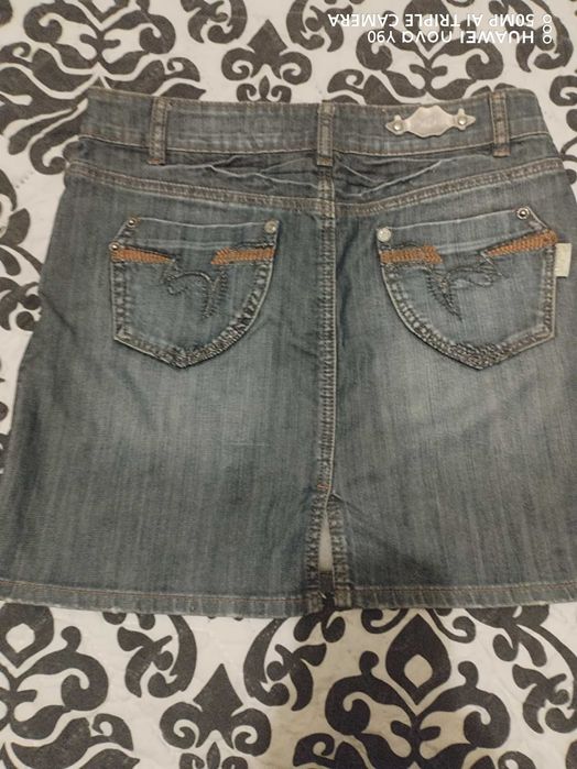 Продава дънкови поли