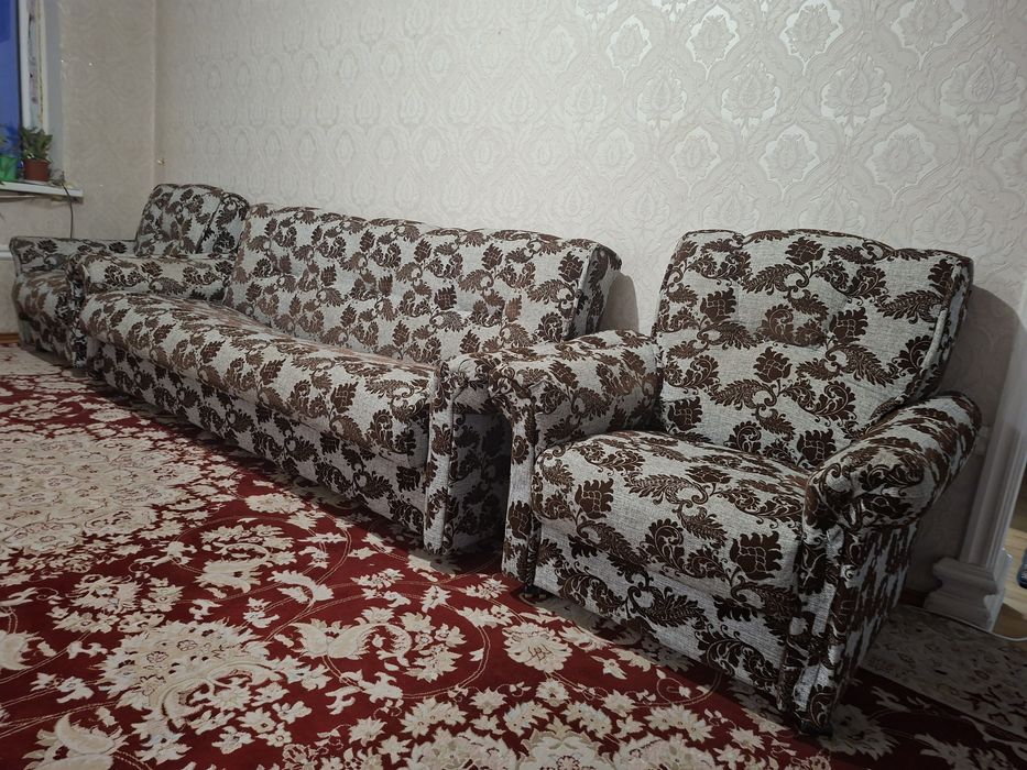 Диван с двумя креслами