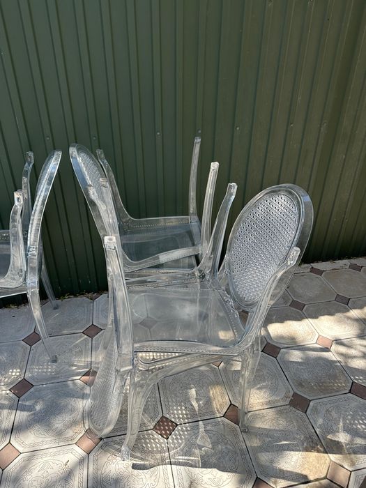 Прозрачные стулья