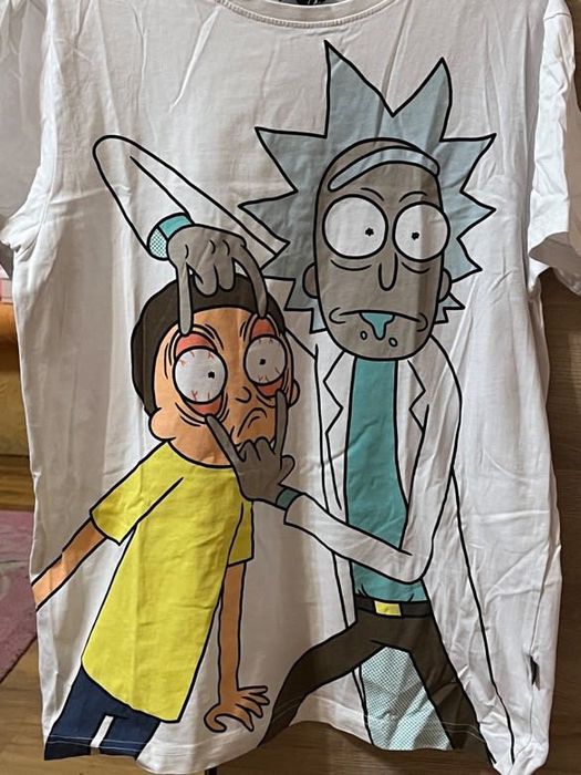 Продавам тениска на Рик и Морд носена е 1 път само!!!