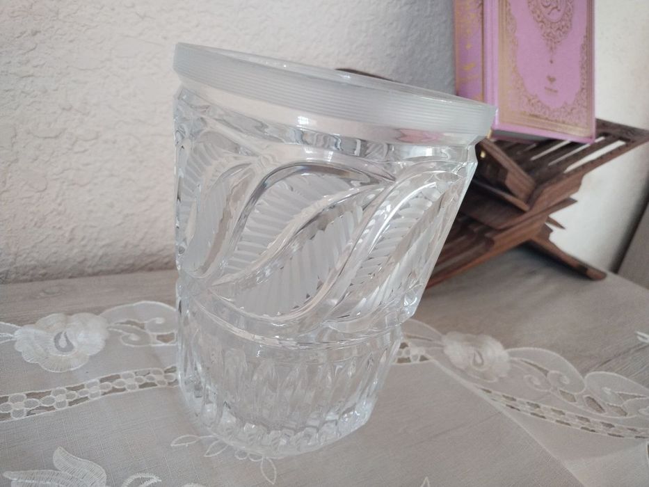 Toza hrustalniy idish