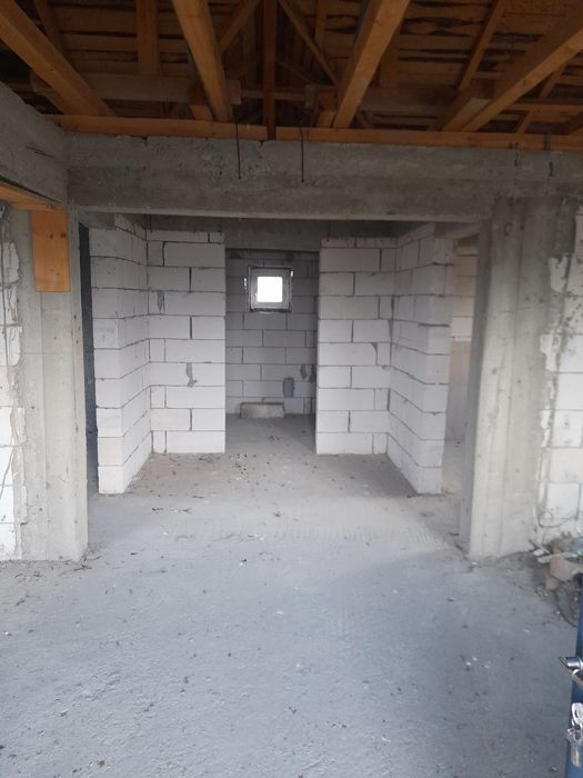 Casa de vanzare la rosu