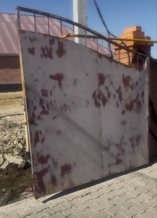 Покраска ворот в частном домеһ