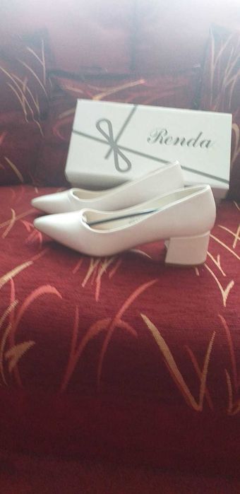 Бели обувки с широк удобен ток