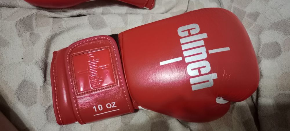 Боксерские перчатки и шлем