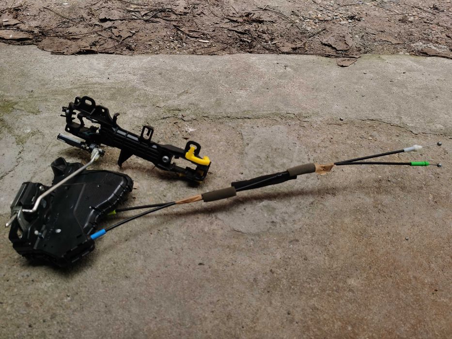 Комплект предна дясна  брава за тойота авенсис т27