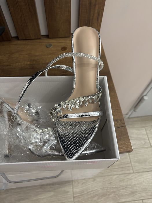 Елегантен сандал на ток