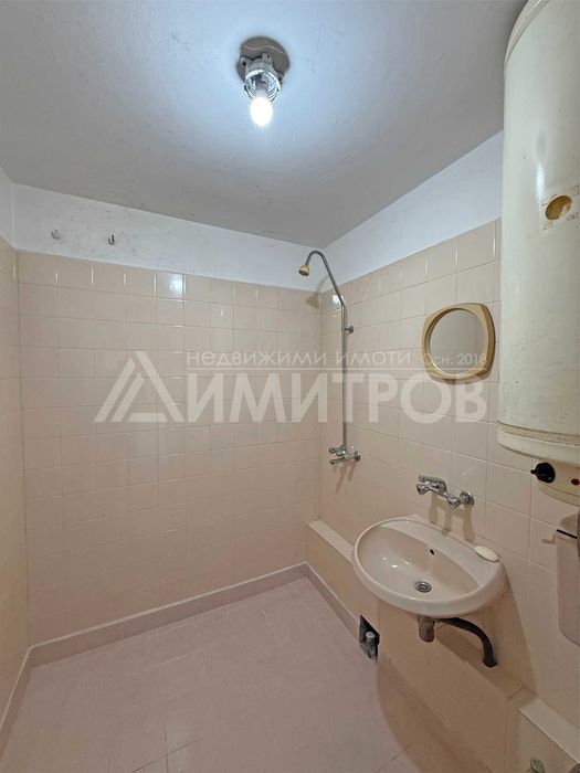 Продава двустаен апартамент в саниран блок в гр. Нови пазар в близост до центъра на града.