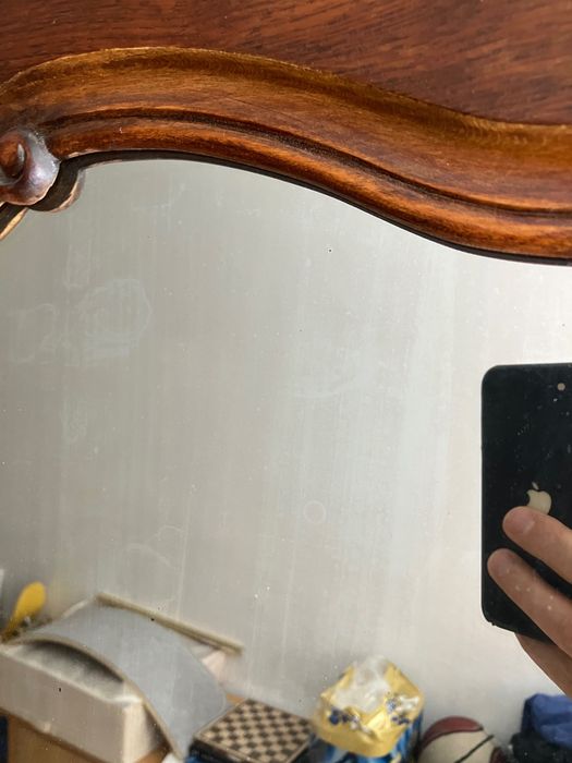 Старинен дървен гардероб с огледало