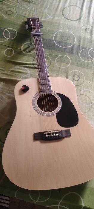Acoustic guitar with qeese with qeese