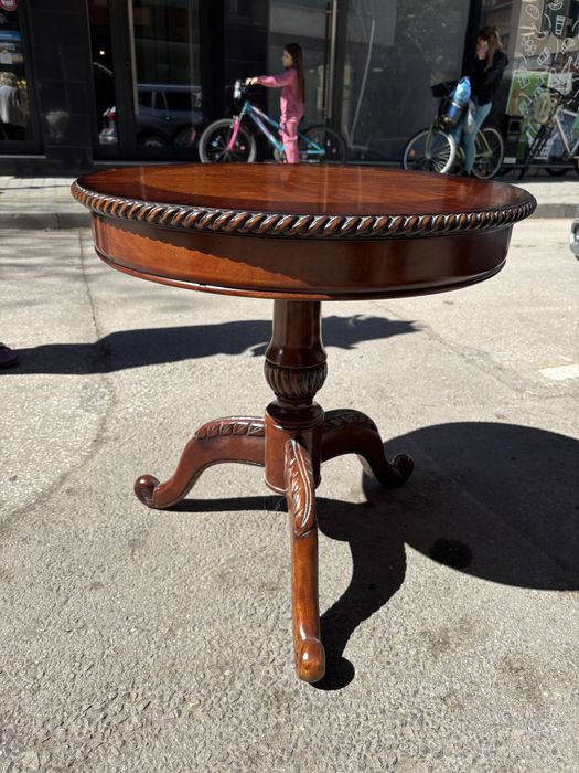 Антична дървена масичка за кафе