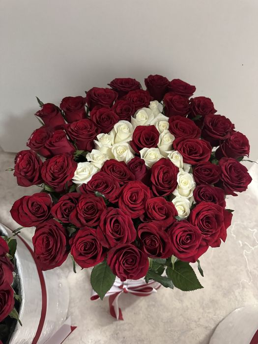 Именной букет и кустовые розы