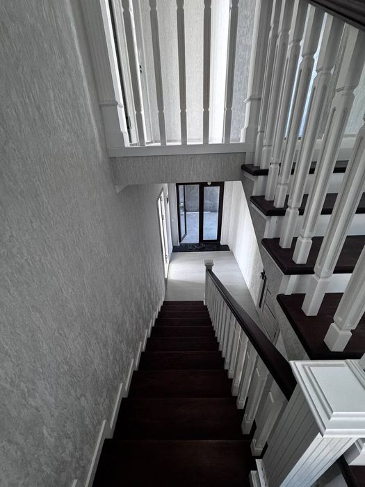 Срочно продаётся 5 сотка 5 комн 2 санузла+кухня дом 2 этажный