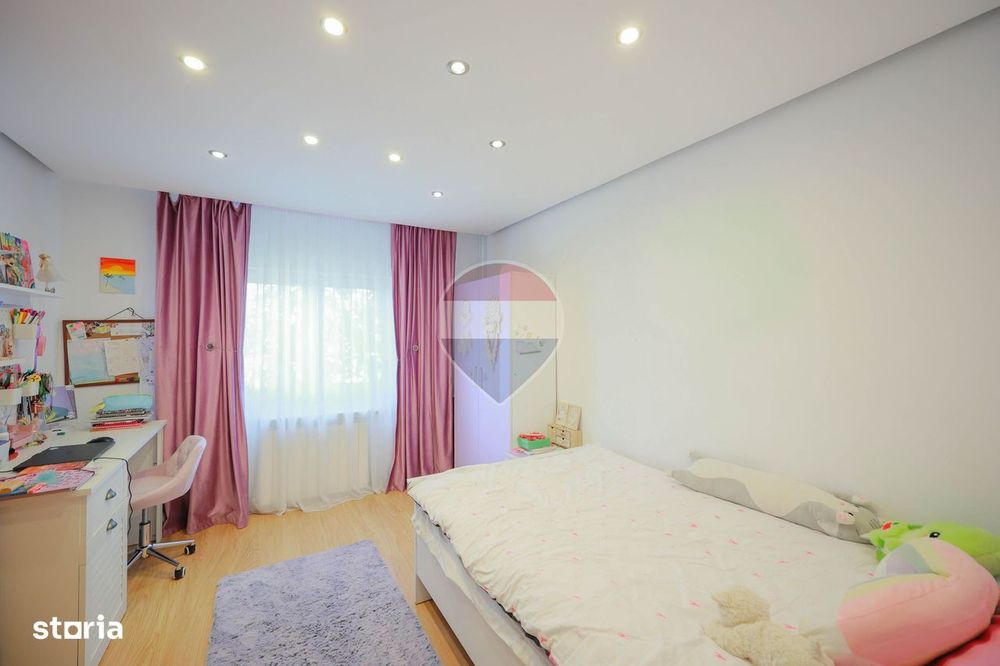 De vânzare apartament cu 4 camere și un loc de parcare, în Rogerius