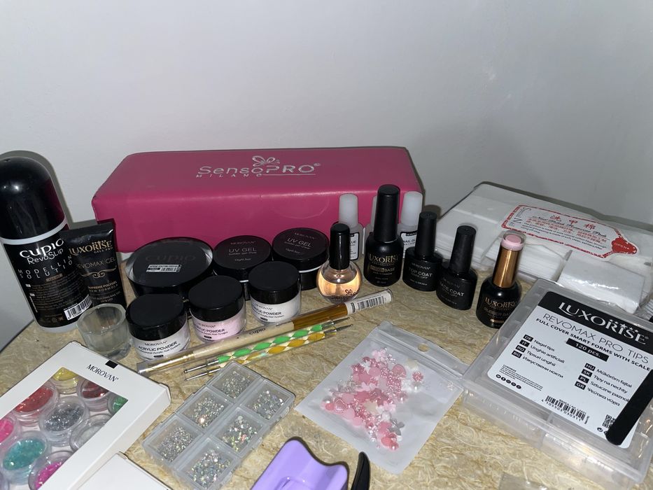 Vând set pentru unghii