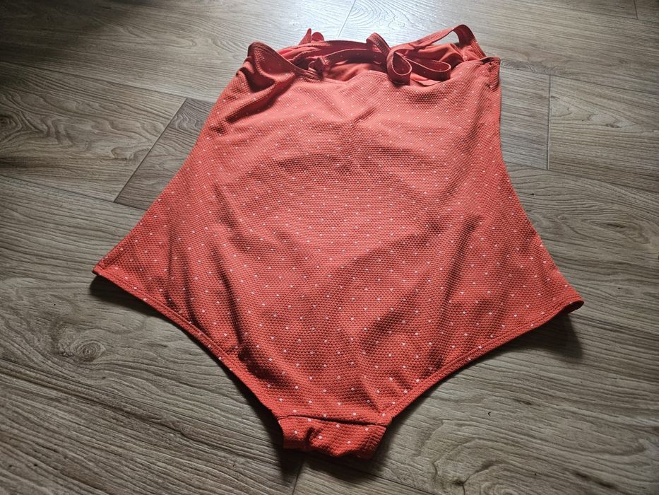 Costum de baie dintr-o singura piesa