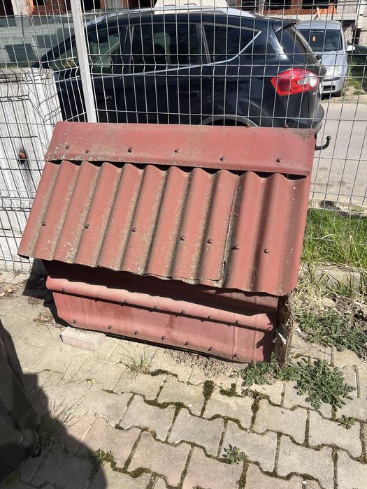 Cusca lemn caine talie mare cu acoperis de sindrila bituminoasa