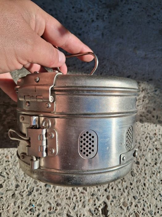 Casoletă metalică de sterilizare, utilizată în trecut în scopuri medicale.