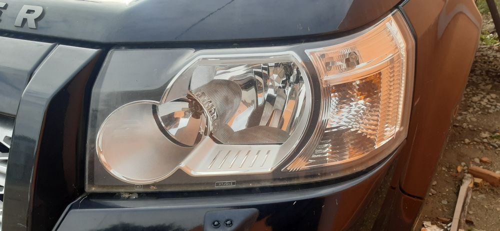 Far stinga dreapta land Rover frilender