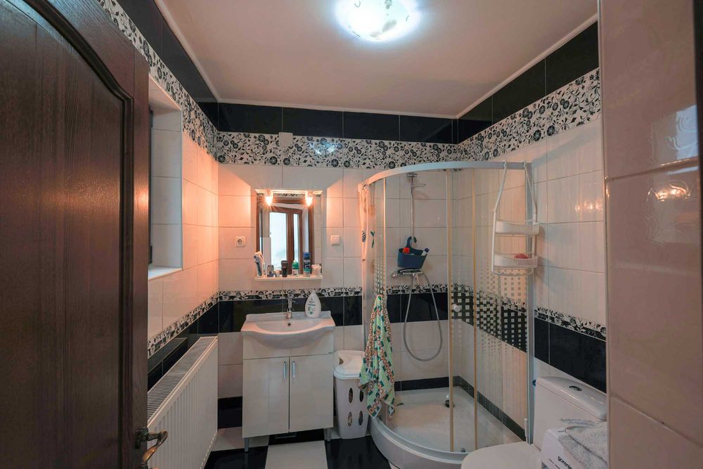 Casă 3 camere, renovată 2021, fotovoltaice 6kW, 815 mp teren – Orăștie