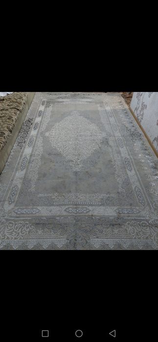 Продам ковëр плотный размер 2,5 *4