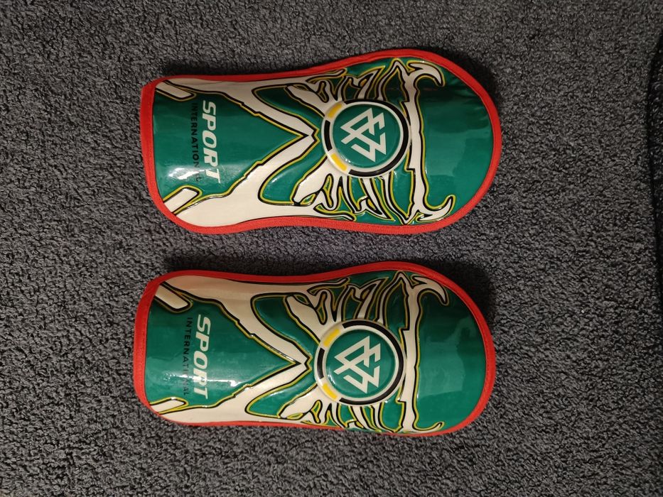 Продаю футбольные щитки