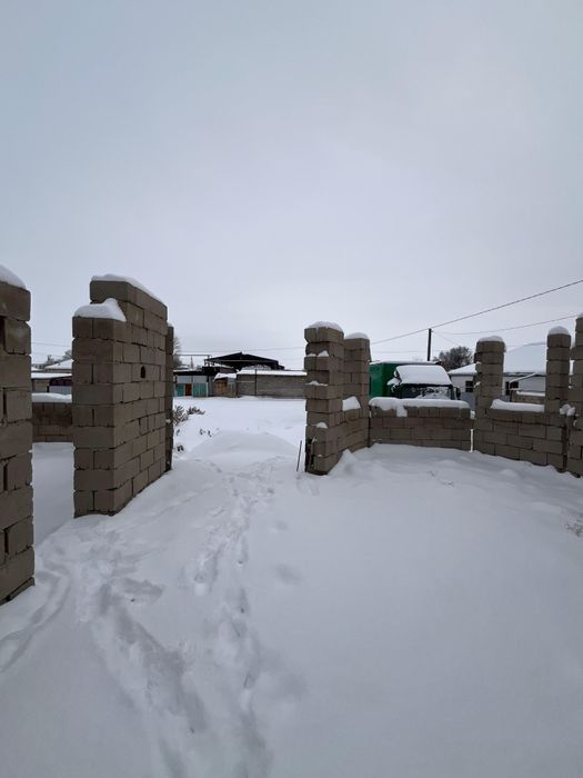 Дом находиться продажу с участком