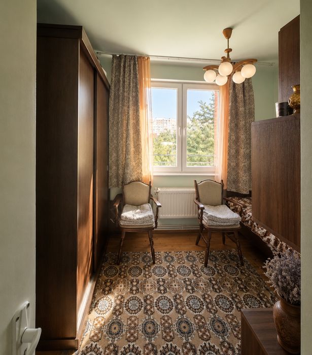 Apartament 3 camere, 56 mp utili + balcon închis, centrală proprie, etaj 3/4 – zona Corvin, Hunedoara