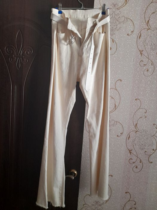 Продам джинсы белого цвета