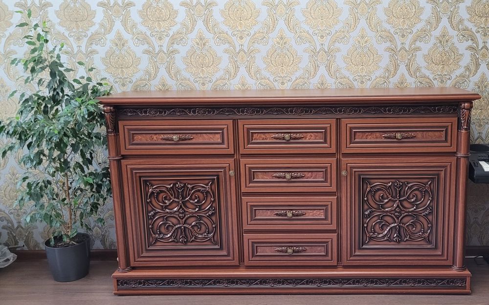 Продам комод в гостиную.