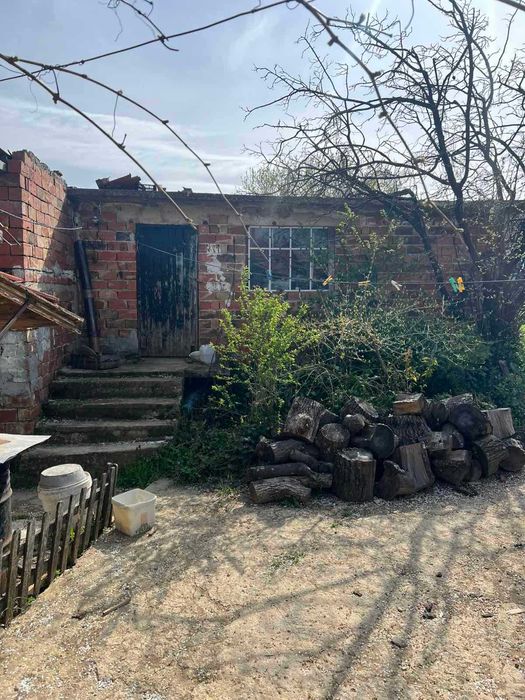 ПРОДАВА СЕ: Голям имот с къща, две допълнителни сгради и 1.7 дка земя в с. Разбойна