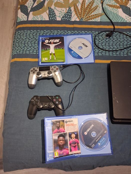 PlayStation 4 Slim 1TB + 2 джойстика (Лимитиран GoW) + FC 25 и FIFA 23