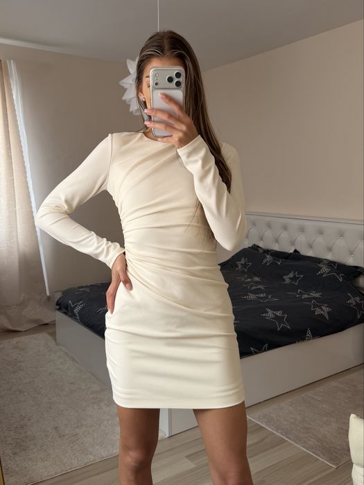 Бяла рокля с дълъг ръкав Zara