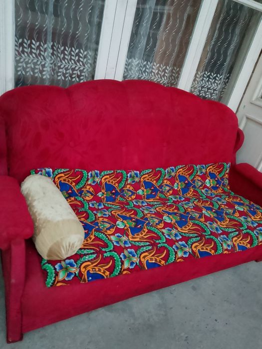 Divan sotiladi .