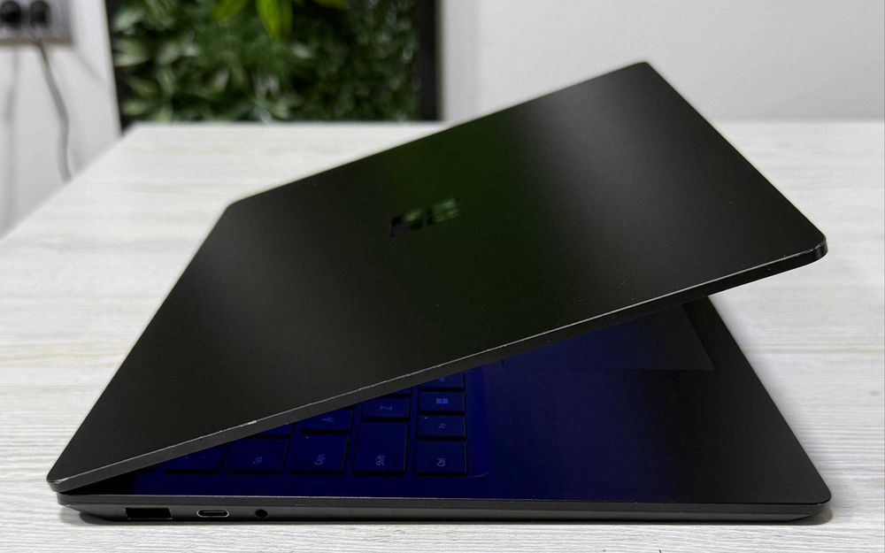 Surface Laptop 4  13.5” 2K IPS Touchscreen  I7-1185G7 vPro 16GB /256GB