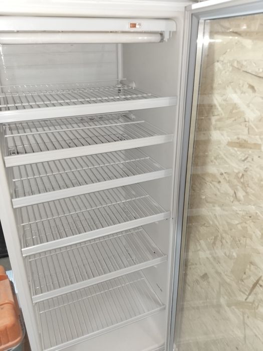 Продам холодильную витрину