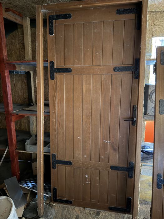Usi de intrare din lemn masiv stil rustic din demolare controlata