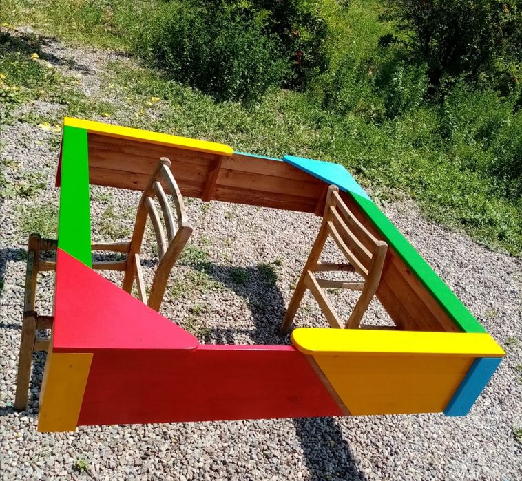 Песочница из натурального дерева.