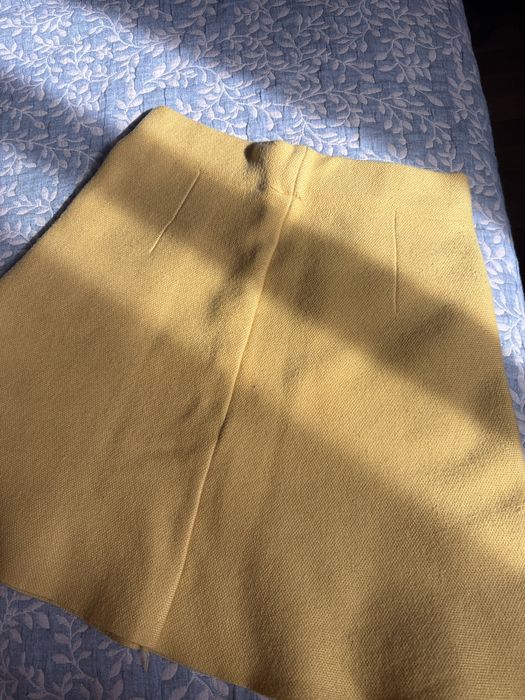 Теплая желтая мини-юбка