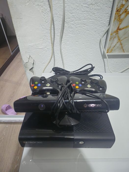 Vând Xbox 360 detalii la telefon