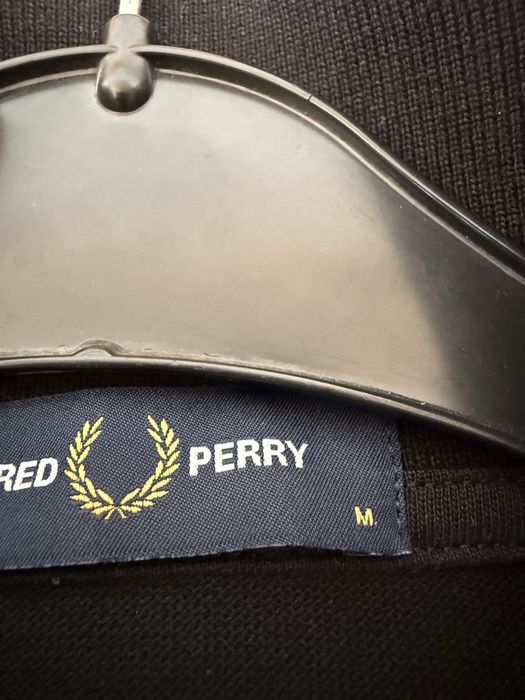 Продавам чисто нова тениска Fred Perry