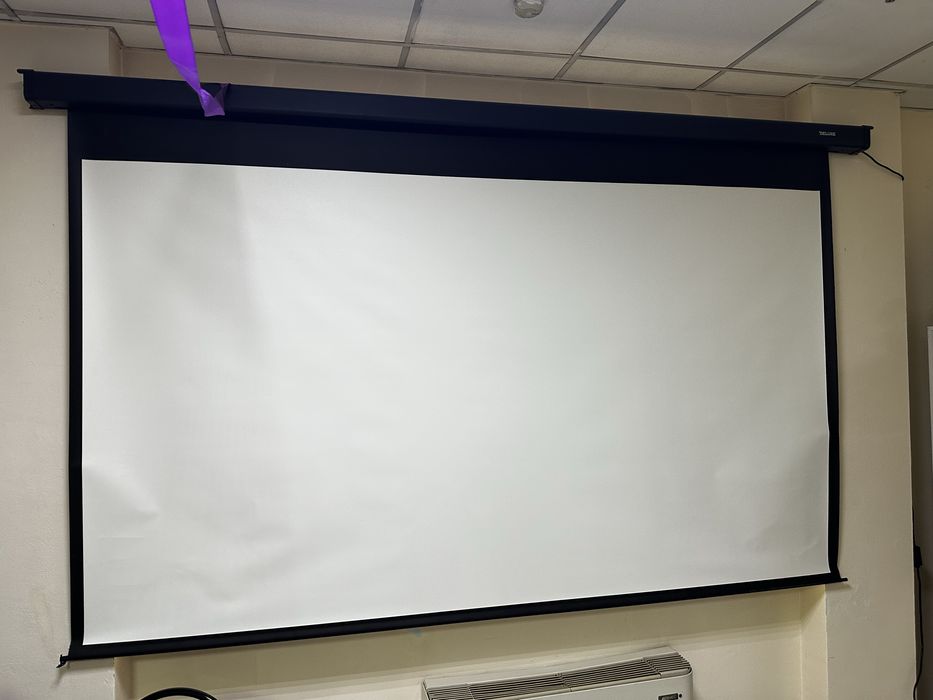 Проектор с экраном