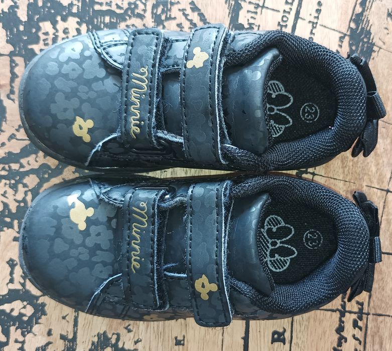 Детски обувки различни размери.