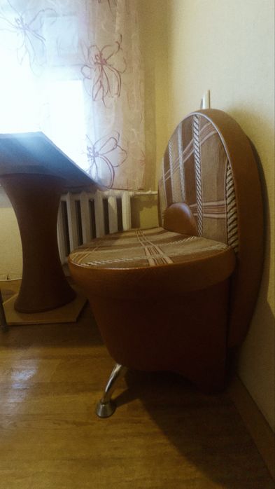 Стол, диван и стулья в кухню