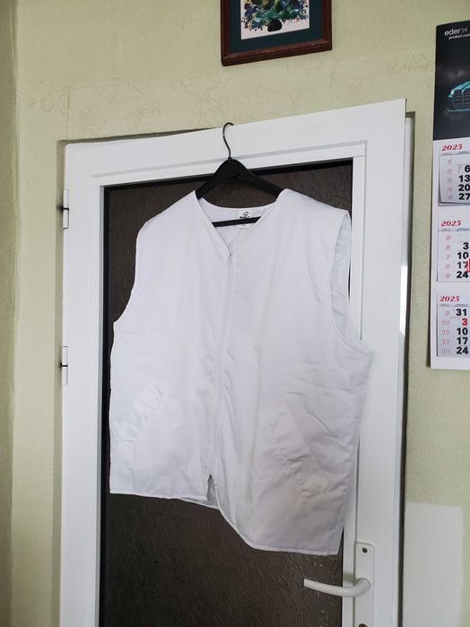 Продавам чисто нова жилетка в бяло