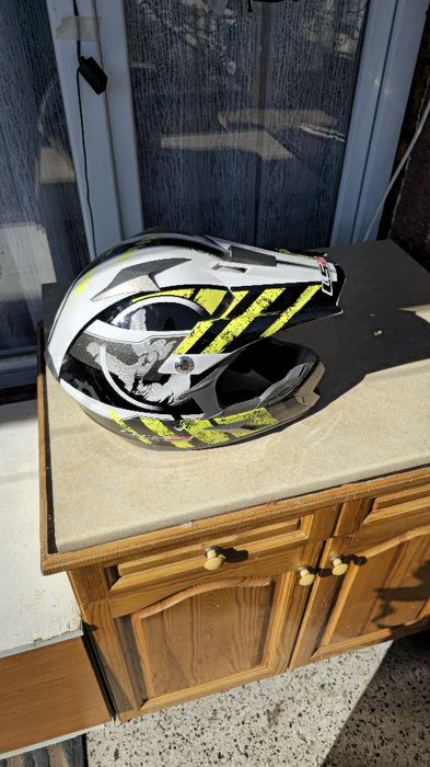 Здравейте Продавам Каска и Протектор за гръб в много добро състояние