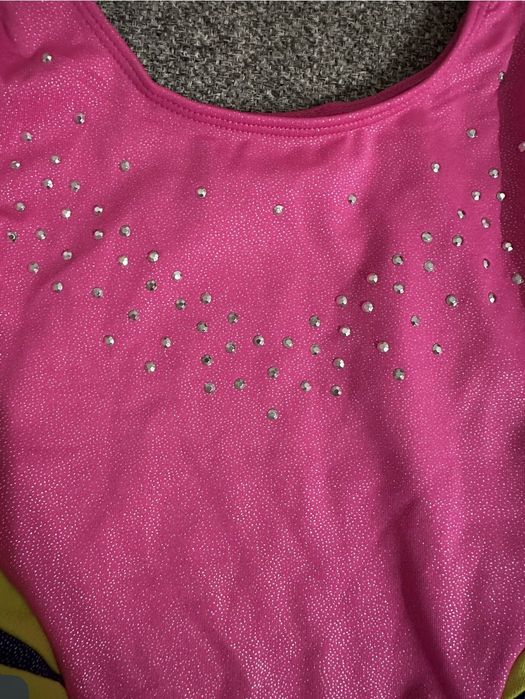 Tricou, costum pentru gimnastică ritmică. Pentru o fetiță de 6 ani.